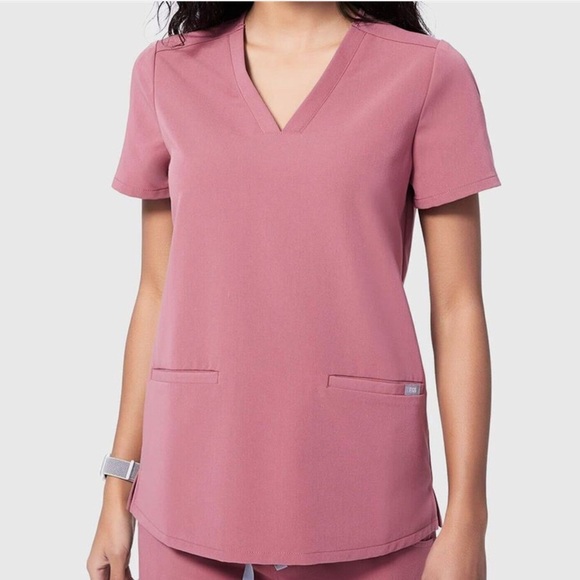 FIGS Women's Casma Three-Pocket Scrub Top - Picture 1 of 6